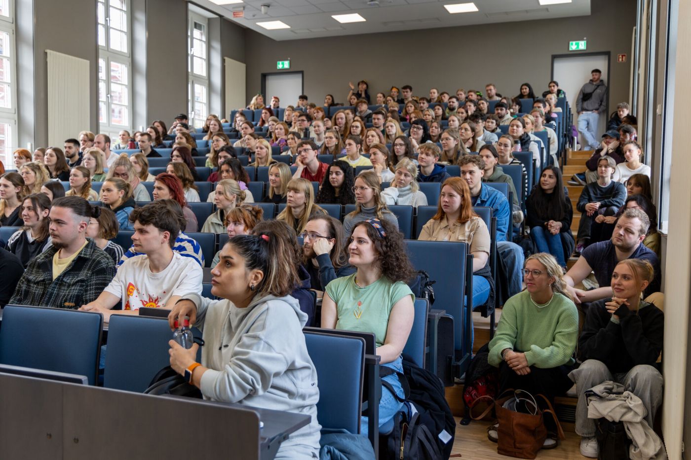 Blick in einen vollbesetzten Hörsaal, die Studierenden hören einem Vortrag zu. (Foto: FH Münster/Anna Thelen)