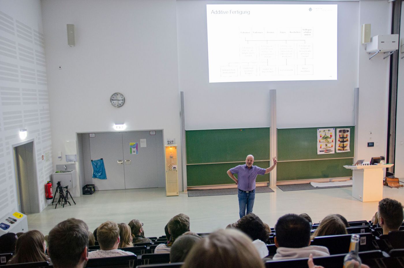 Ein Professor hält einen Vortrag im Hörsaal. (Foto: FH Münster/Frederik Tebbe)