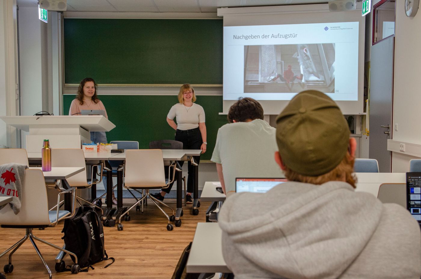 Zwei Studentinnen halten einen Vortrag im Seminarraum. (Foto: FH Münster/Frederik Tebbe)