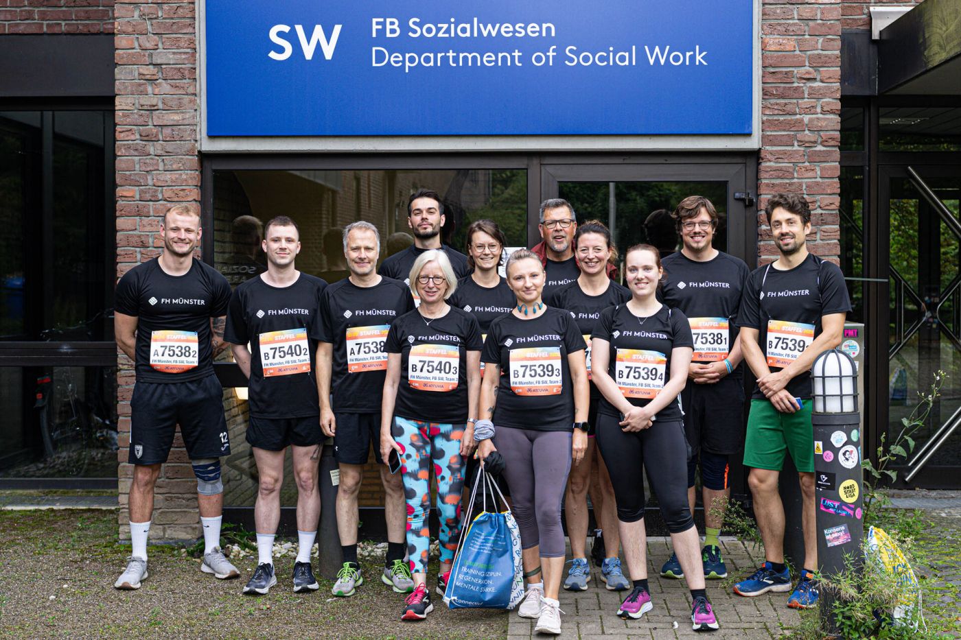 Gruppenbild der Teilnehmer*innen der Marathonstaffel am 3.9.2023 (Foto: FH Münster/Timo Adiek)