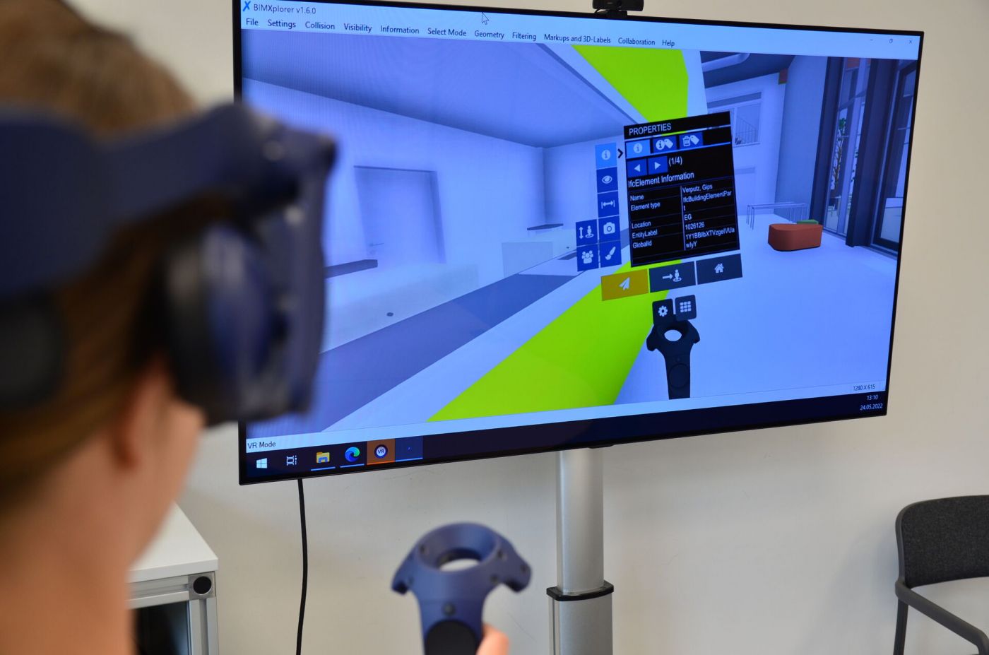 Eine Frau arbeitet mit einer Virtual Reality Brille. (Foto: FH Münster/Frederik Tebbe)