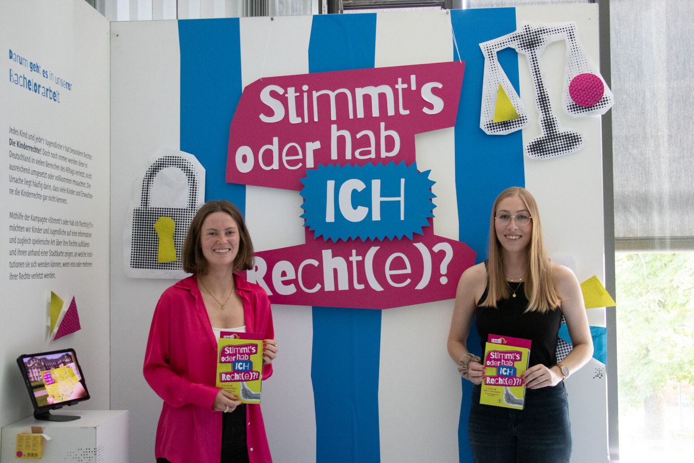 Hannah Frieling und Alina Heltweg mit ihrem Bachelor-Projekt „Stimmt’s oder hab ich Recht(e)?!“ (Foto: FH Münster/Leonie Probost) (Foto: Foto: FH Münster/Leonie Probost)