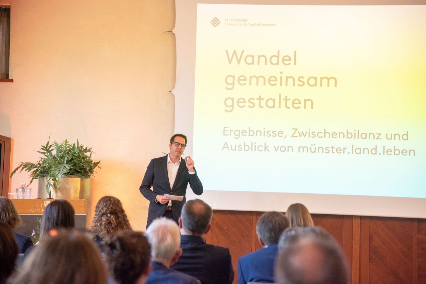 Carsten Schröder moderiert die Abschlussveranstaltung  (Foto: FH Münster/Michelle Liedtke)