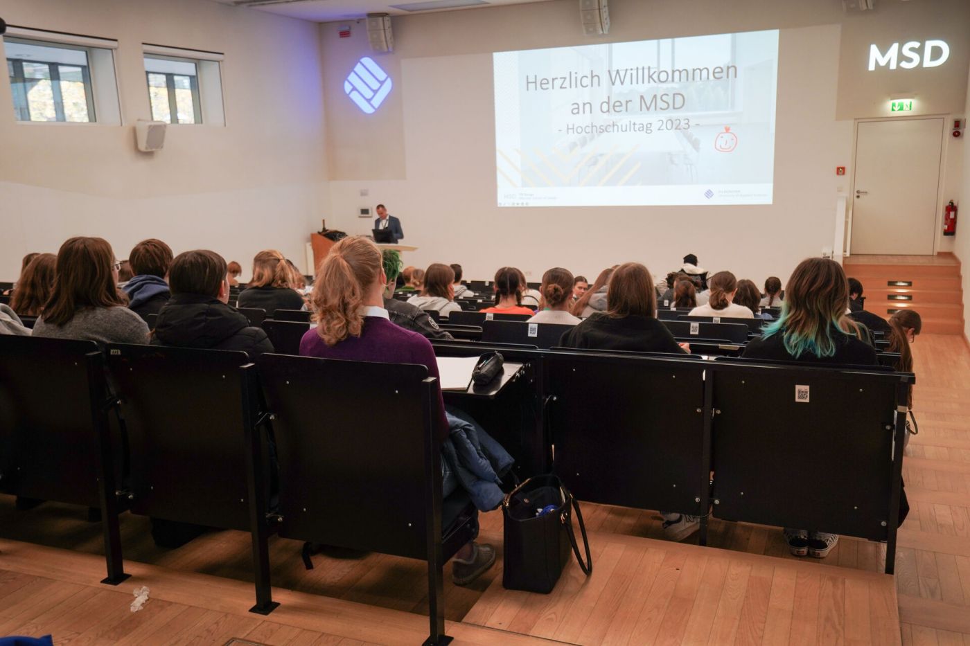 Das Bild zeigt Prof. Dr. Lars Grabbe bei einem Vortrag im Hörsaal der MSD am Hochschultag 2023. 