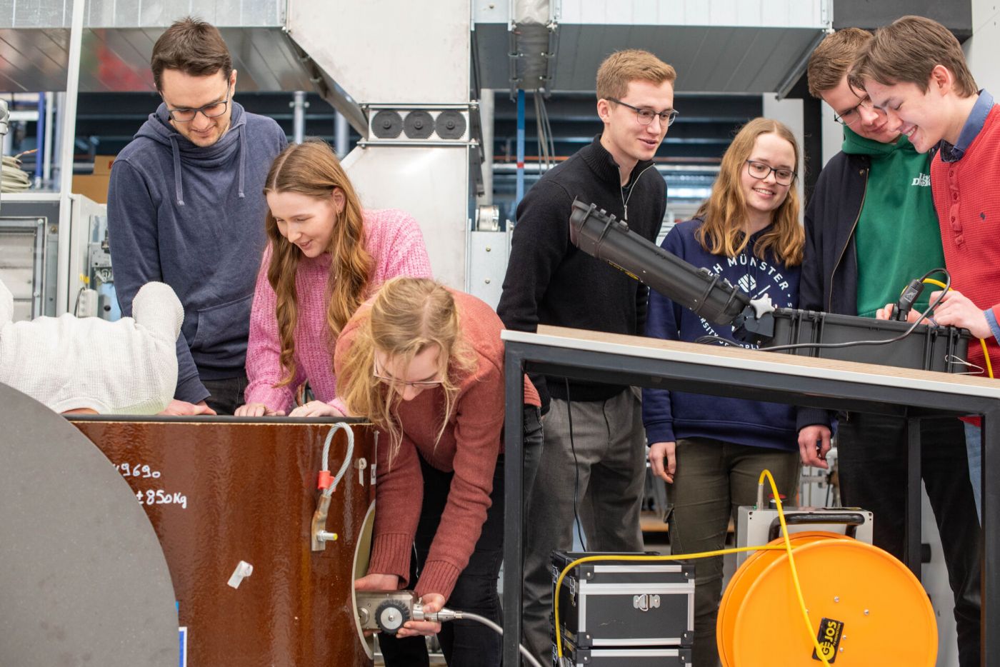 Studierende der FH Münster untersuchen mithilfe einer fahrbaren Kamera das Modell einer Kanalisation auf mögliche Schäden.  (Foto: FH Münster/Michelle Liedtke)