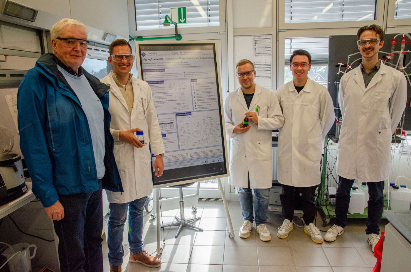 Fünf Männer stehen in einem Labor. (Foto: FH Münster/Frederik Tebbe)
