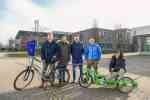 Fünf Studenten stehen hinter einem Fahrrad mit Anhänger. (Foto: FH Münster/Jana Bade)