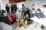 Schüler präsentieren ein selbstgebautes Hovercraft.