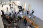 Das Bild zeigt Besucher*innen des MSD-Symposiums 2023 im Foyer der Münster School of Design. (Foto: Leonie Probost)