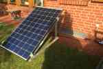 Ein kleines Photovoltaik-Modul steht auf einer Terrasse.  (Foto: Andreas Weischer)
