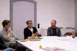 Drei Männer - ein Student und zwei Lehrbeauftragte an der FH Münster - sitzen am Tisch und diskutieren. (Foto: Sven Helle)