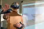 Eine Person trägt eine Virtual-Reality-Brille. 