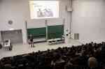 Ein Student hält einen Vortrag im vollen Hörsaal. (Foto: FH Münster/Frederik Tebbe)