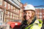 Andrea König ist Bauleiterin der Hüfferstiftung und hat an unserer Hochschule Bauingenieurwesen studiert. (Foto: Katharina Kipp) 
