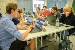 Ein Team der FH Münster hat am Hackerwettbewerb saarCTF teilgenommen und den 13. von 89 Plätzen belegt. Von 16 Uhr bis 1 Uhr morgens haben die Studierenden gegen Hochschulen aus aller Welt gehackt und nach Schwachstellen im System gesucht. (Foto: FH Münst