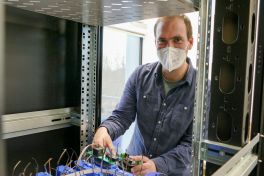 Dr. Andre Löchte entwickelte ein Batterie-Management-System, um Batterien auf Zink-Luft-Basis kontrolliert auf- und entladen zu können. (Foto: FH Münster/Jana Bade)
